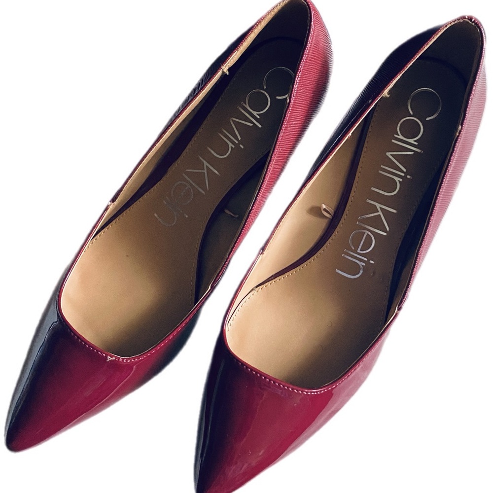 Stunning and versatile Calvin Klein 2-inch high heels red patterned leather!